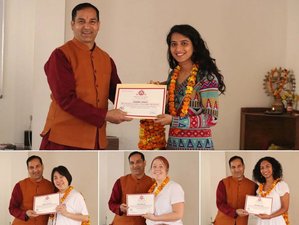 13 días de formación de profesor de yoga multistilo de 100 horas y sesión de sanación con sonido en Rishikesh, India