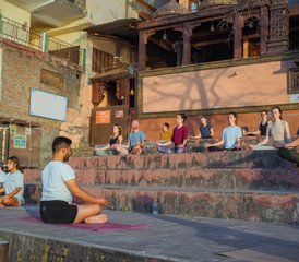 25-Daagse 200-Uurs Multistijl Yoga Docentenopleiding met Ayurveda, Klankhealing en AcroYoga in Rishikesh, India - Photo 4