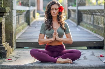 Formación de profesorado de yoga online de 200 horas a tu propio ritmo con Sacred Paths Yoga