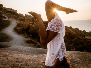 Formación de profesorado de yoga híbrida de 100 horas: 8 días online y 11 días presenciales en St. Paul's Bay, Malta
