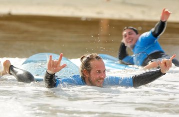 5 jours de surf pour couples, amis et familles à Las Canteras Beach, Grande Canarie, Espagne