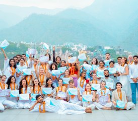 25-Daagse 200-Uurs Multistijl Yoga Docentenopleiding met Ayurveda, Klankhealing en AcroYoga in Rishikesh, India - Photo 3