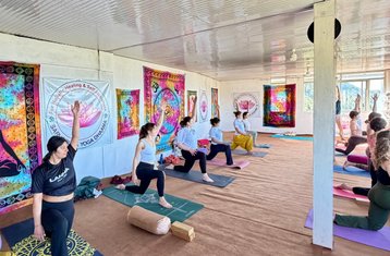 28 días de profesorado avanzado de yoga multiestilo de 300 horas en Dharamsala, India