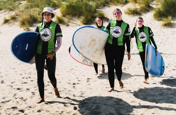 8 días de campamento de surf para todos los niveles en Arena Surf Hotel, Cantabria, España