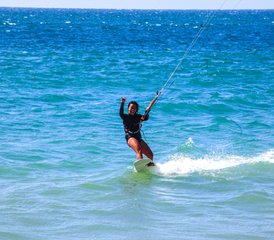 8 días de retiro de kitesurf y wing foil para mujeres con yoga en North Shore, Perú - Photo 3