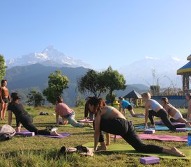 221 Tage 200-Stunden Yogalehrer Ausbildung mit Atemberaubendem Ausblick auf den Himalaya in Astam, Nepal - Photo 1