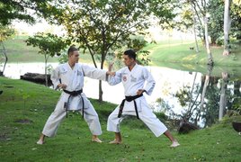 Kampfkünste für die Mittelstufe Retreats und Reisen