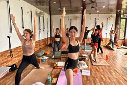 32 días de profesorado de yoga de 300 horas de Ashtanga, Vinyasa y Ayurveda en Rishikesh, India