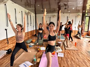 32 Tage 300-Stunden Ashtanga-, Vinyasa- und Ayurveda-Yogalehrerausbildung in Rishikesh, Indien