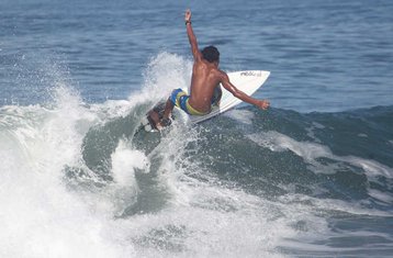 5 días de campamento de surf con olas verdes en Medewi, Bali, Indonesia