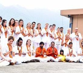 825 jours-200h en formation de professeur de yoga hatha, ashtanga, vinyasa, ayurvéda et méditation à Rishikesh, Inde - Photo 1