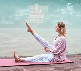 324 días de profesorado de 200 horas de Ashtanga, Vinyasa, Yin y sanación con sonido en Rishikesh, India - Photo 1