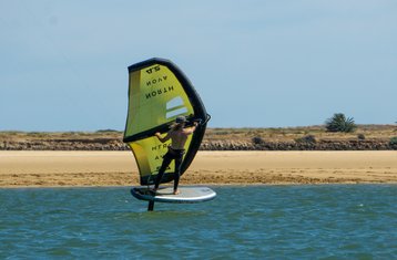8 jours en stage de wing foil et yoga pour débutants à Lagos, Portugal