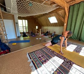 2 jours en stage de yoga d'automne : Stimulez vos poumons et système immunitaire en Savoie, France - Photo 2
