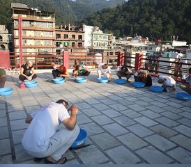 14 jours-100h en formation de professeur de yoga multistyles avec séance de sonothérapie à Rishikesh, Inde - Photo 3