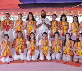 928 jours-200h en formation de professeur de yoga ashtanga vinyasa, hatha, aérien et yin à Varkala, Inde - Photo 1