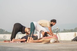 10 Tage 100-Stunden Hybrid Ganzheitliche Heilung Yoga, Ayurveda und Somatik Yogalehrer Ausbildung in Rishikesh, Indien