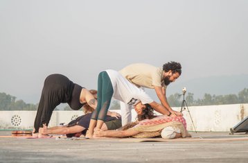 10 jours-100h en formation de professeur de yoga, ayurveda, guérison holistique et somatique hybride à Rishikesh, Inde