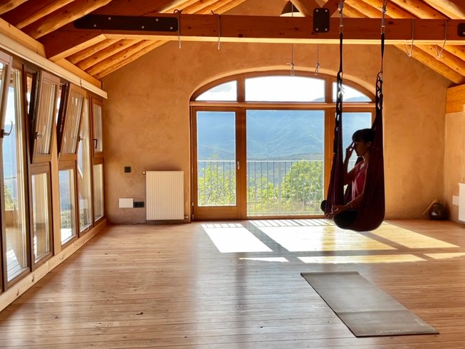 6 días de retiro de yoga aéreo, meditación y senderismo en los Pirineos ...