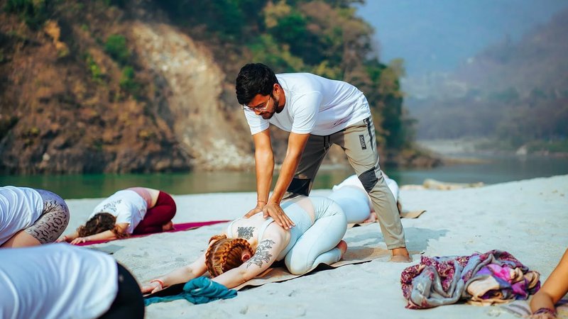 28 jours en formation de professeur de yoga 300h The Path to Mastery à Rishikesh, Inde : Approfondissez votre pratique