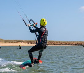 8 Tage Kitesurfing Camp für Mittelstufe und Yoga-Urlaub in Lagos, Portugal - Photo 3