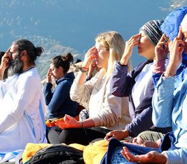 24 días de formación de profesorado de yoga kundalini tradicional de 200 horas en Swargashram, Rishikesh, India - Photo 4
