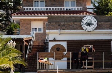 8 días de campamento de surf para todos los niveles en Loredo Surf House, Cantabria, España, con comidas
