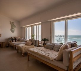 5 días de retiro de bienestar y yoga en Sandhi House en Ericeira, Portugal - Photo 4