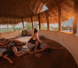 26 días de retiro para reconectar contigo con yoga y reiki, masajes, español, cocina y más en México - Photo 1