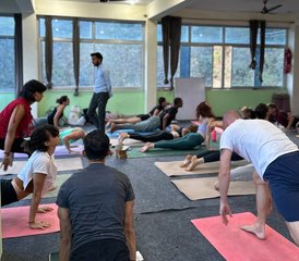 28 Tage 200-Stunden Hatha, Ashtanga, Vinyasa, Kundalini und Yin Yogalehrer Ausbildung in Rishikesh, Indien - Photo 3