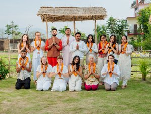 26 Tage 200-Stunden Ashtanga, Hatha Yoga, Ayurveda, Acro Yoga TTC mit Gemütlicher Unterkunft in Rishikesh