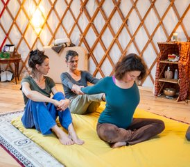 5 jours en stage de yoga et cours de massage thaï : tisser des liens par le souffle dans les Cévennes, France - Photo 3