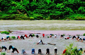 15 días de formación de profesor de yoga Hatha, Ashtanga y Vinyasa Flow de 100 horas en Rishikesh, India
