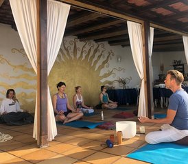 2 días de retiro de potencial pleno con guía de tarot, yoga y terapia de sonido en Barcelona, España - Photo 5