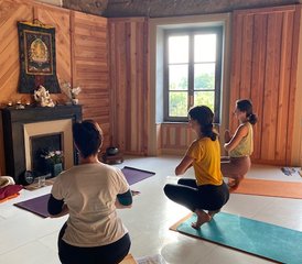 114 Tage Yogastage, Spaziergänge auf den Wanderwegen und veganes Essen in Auvergne, Frankreich - Photo 1
