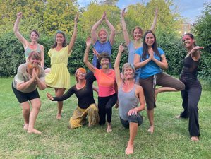 6 jours en stage de yoga : nature, respiration, chant, rire et danse au château du Thuit, France