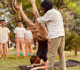 26 jours-200h en formation de professeur de hatha yoga authentique avec ayurvéda dans un ashram à Rishikesh, Inde - Photo 3