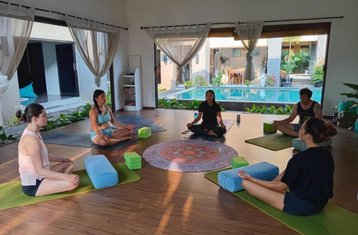 Formation de professeur de yoga hybride 300 h : en ligne à son rythme et 7 jours en présentiel à Bali, Indonésie