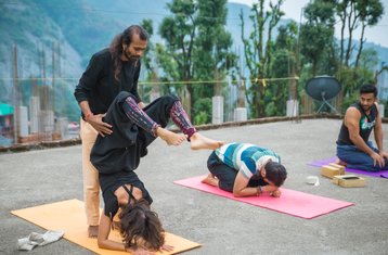 26 jours-300h en formation avancée de professeur de yoga-thérapie à Dharamshala, Inde