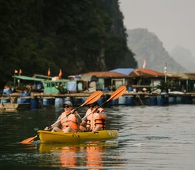 2 Tage Seelenvolle Erkundungs-Kreuzfahrt mit einer Yogastunde in der Halong-Bucht, Vietnam Achtsamkeit. - Photo 2