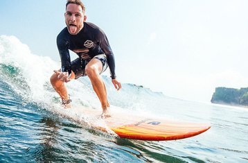 8 jours en stage de surf dans l’un des spots de surf légendaires au monde, Green Bowl, Bali, Indonésie