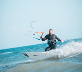 8 días de campamento de kitesurf en Ulcinj, Montenegro para nivel intermedio - Photo 3