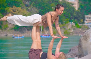 28 Tage 200-Stunden Hatha, Ashtanga, Vinyasa & Sound Healing Yogalehrer Ausbildung in Rishikesh, Indien