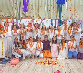 225 días de profesorado de yoga tántrico kundalini tradicional de 200 horas en Rishikesh, India - Photo 1