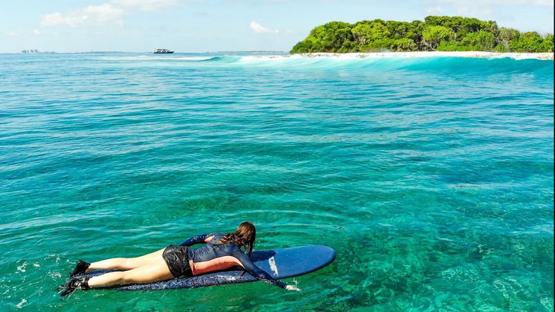 8 jours en stage de surf guidé à Vaavu et aux atolls d’Ari, Malé, Maldives avec soirée barbecue, observation des étoiles et plus encore