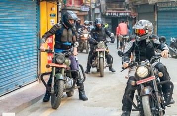 7-Daagse Begeleide Motortour met Royal Enfield in Nepal met Jeepsafari en Culturele Uitstapjes