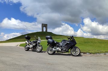 4 días de viaje a través del tiempo: tour guiado en moto por Bulgaria