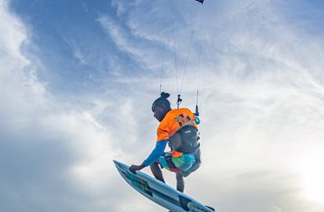 7 días de campamento de surf, kitesurf y wing foil con sesión de calentamiento de yoga en Cabarete, República Dominicana