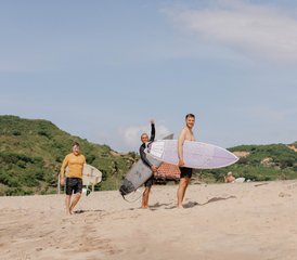 108 días de semana de progresión de surf intermedio/avanzado (nivel 4) en Lombok, Indonesia - Photo 1