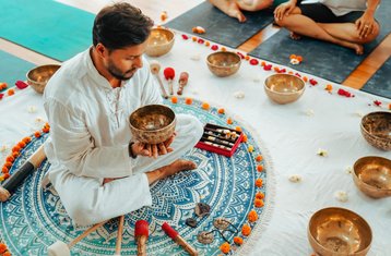 25 días de profesorado de yoga de 200 horas de Hatha, Ashtanga, Vinyasa Flow, Acro e Iyengar en Rishikesh, India